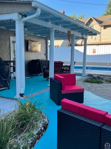 $525,000 | 1303 Southwest Pembroke Lane, Topeka, KS 66604