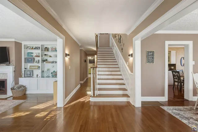 $525,000 | 1303 Southwest Pembroke Lane, Topeka, KS 66604