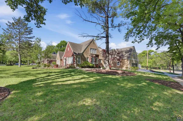 $479,999 | 1303 Southwest Pembroke Lane, Topeka, KS 66604