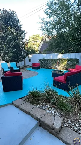 $525,000 | 1303 Southwest Pembroke Lane, Topeka, KS 66604