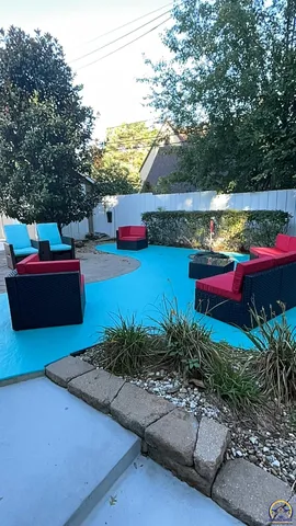 $525,000 | 1303 Southwest Pembroke Lane, Topeka, KS 66604