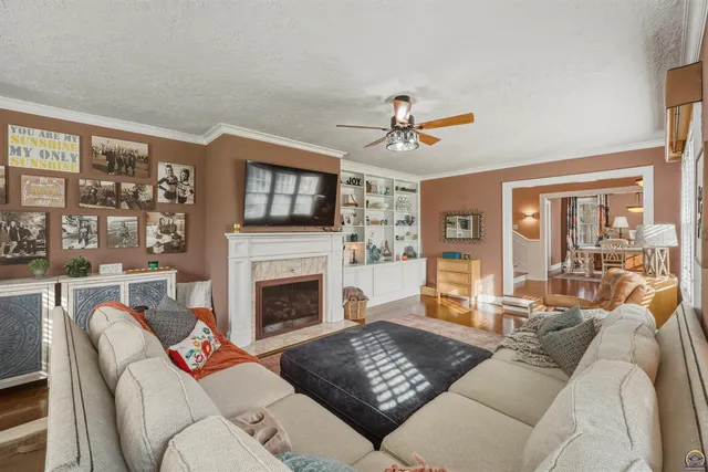 $525,000 | 1303 Southwest Pembroke Lane, Topeka, KS 66604