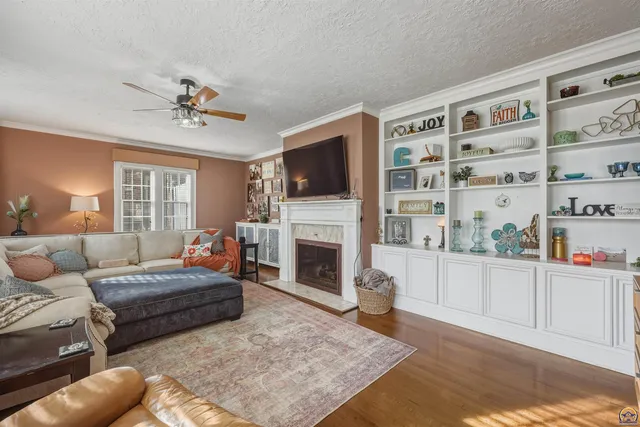 $525,000 | 1303 Southwest Pembroke Lane, Topeka, KS 66604