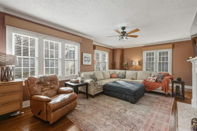 $525,000 | 1303 Southwest Pembroke Lane, Topeka, KS 66604