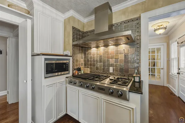 $525,000 | 1303 Southwest Pembroke Lane, Topeka, KS 66604