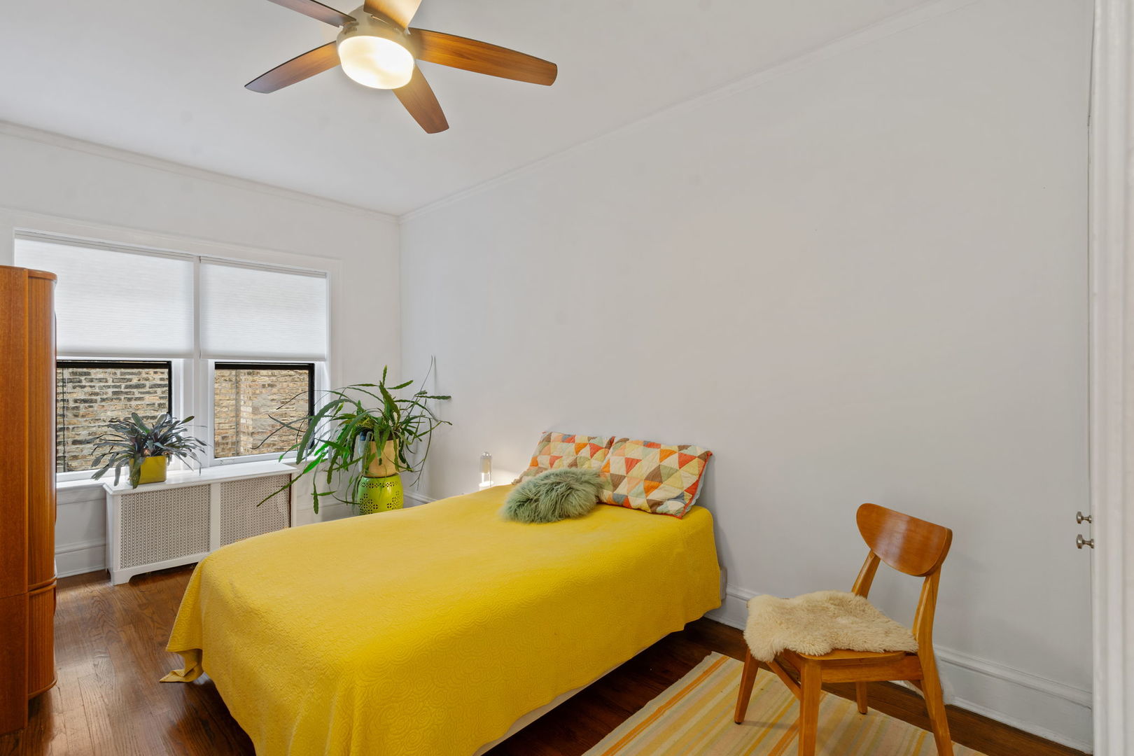 548 Sheridan Road, Unit 2N Evanston, IL 60202 - Photo 11 of 18 a bed sitting in a spacious bedroom next to a window