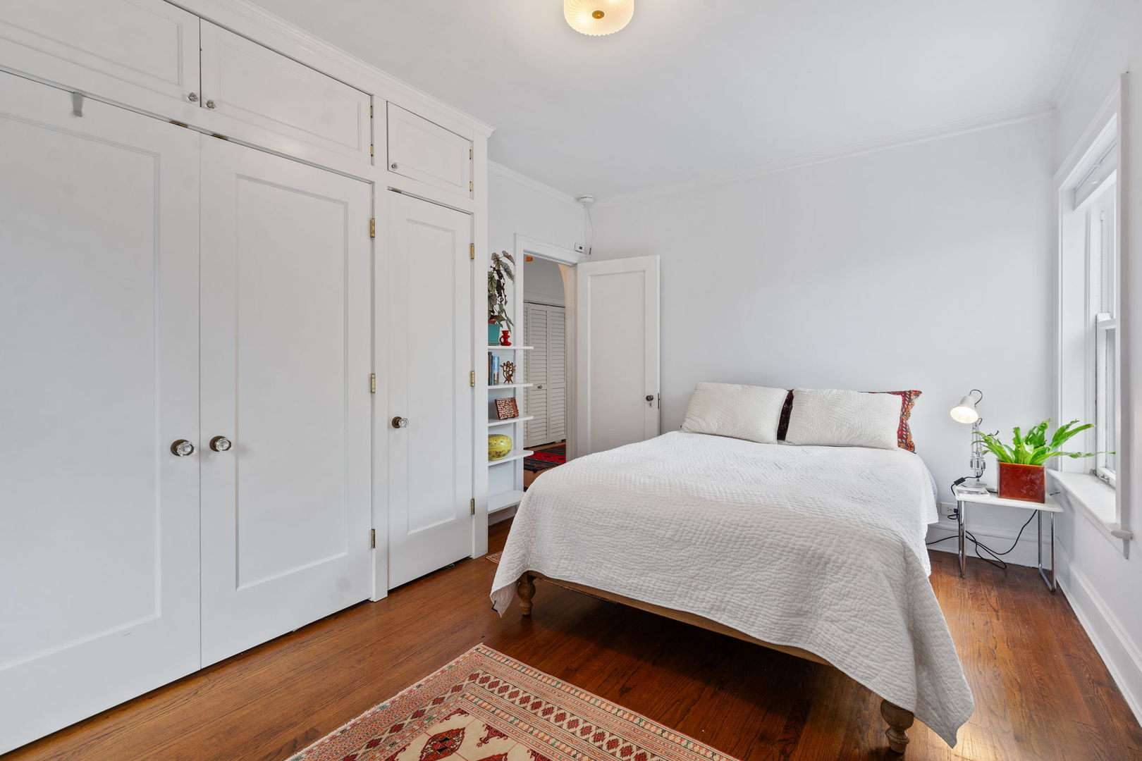 548 Sheridan Road, Unit 2N Evanston, IL 60202 - Photo 14 of 18 a bedroom with a bed and wooden floor