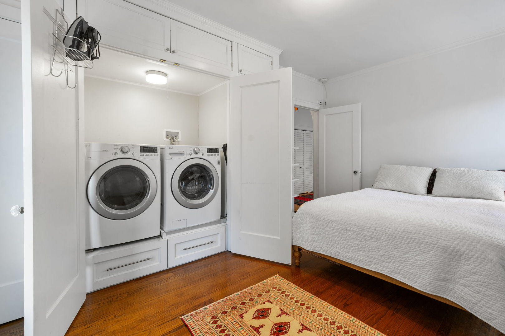 548 Sheridan Road, Unit 2N Evanston, IL 60202 - Photo 15 of 18 a bedroom with a bed and cabinets