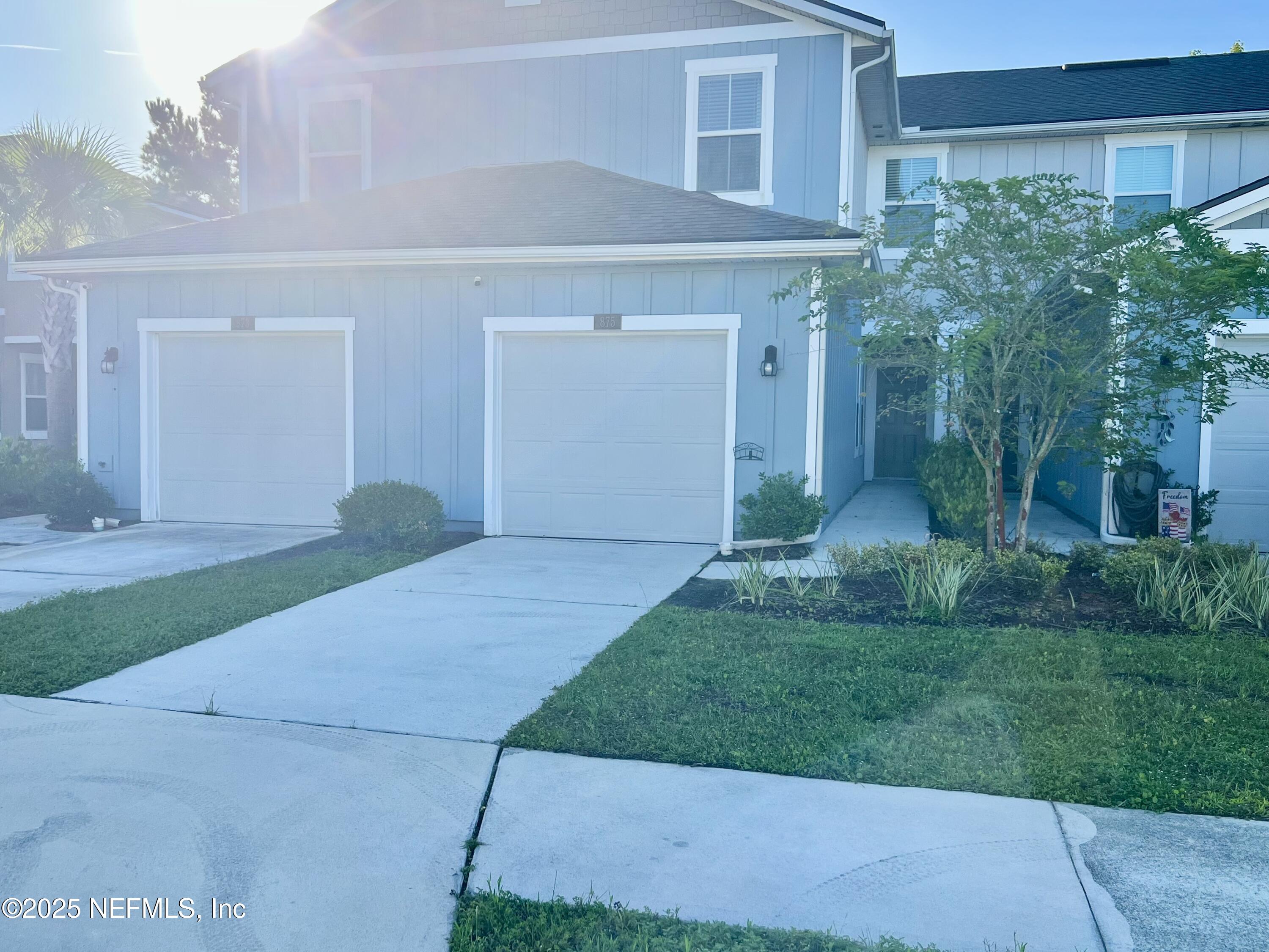 875 Capitol Parkway Jacksonville, FL 32218 - Photo 4 of 20 a front view of a house with garden