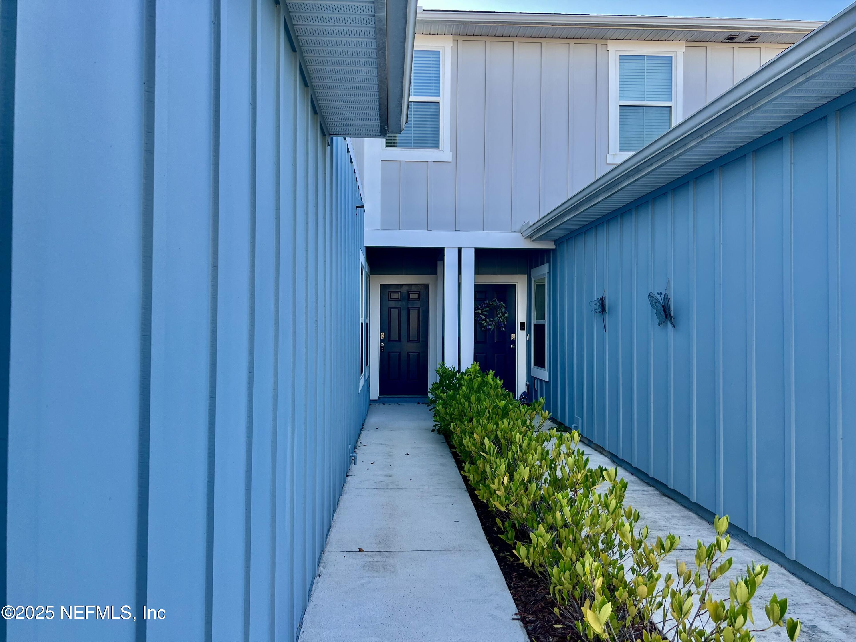 875 Capitol Parkway Jacksonville, FL 32218 - Photo 5 of 20 a house view with a garden