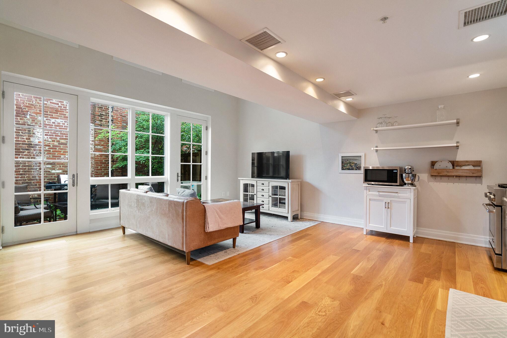 631 D Street Southeast Washington, DC 20003 - Photo 3 of 30