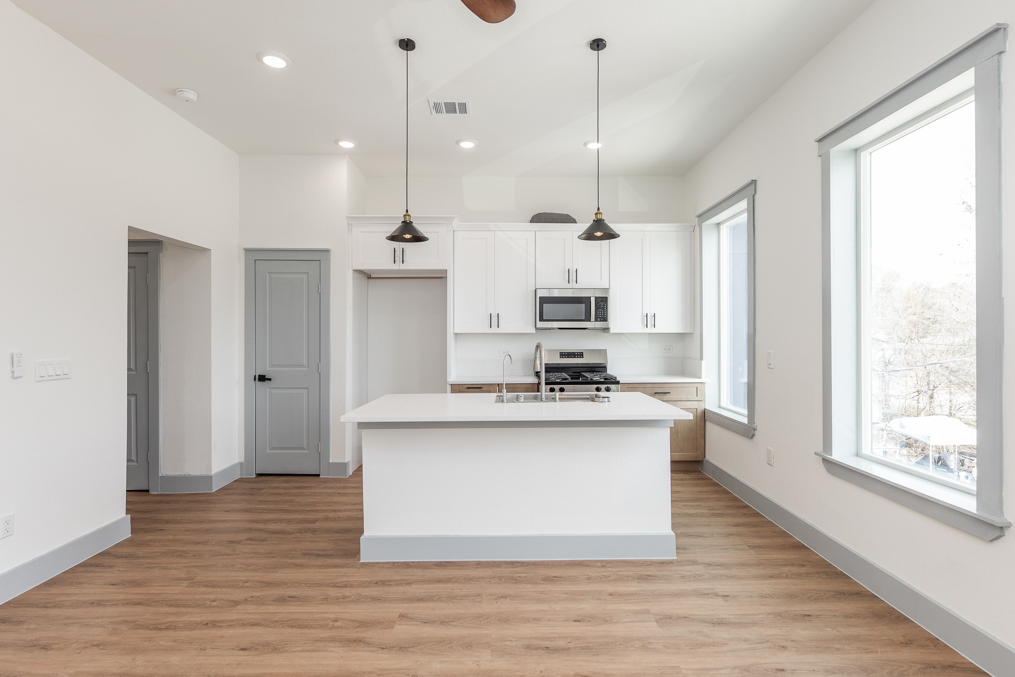704 South 1st Street Conroe, TX 77301 - Photo 5 of 26