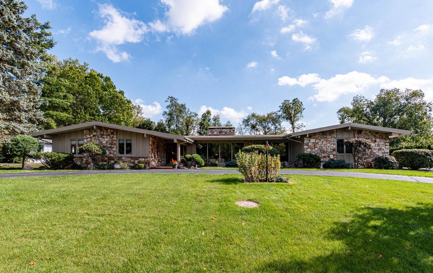 2302 Topsfield Road South Bend, IN 46614 - Photo 1 of 36 Gallery Image 1