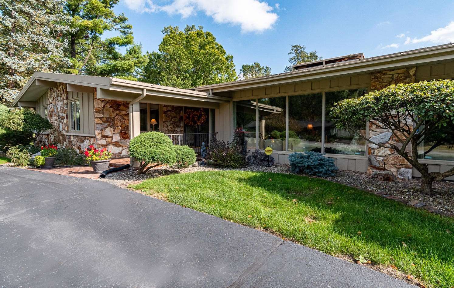 2302 Topsfield Road South Bend, IN 46614 - Photo 2 of 36 Gallery Image 2