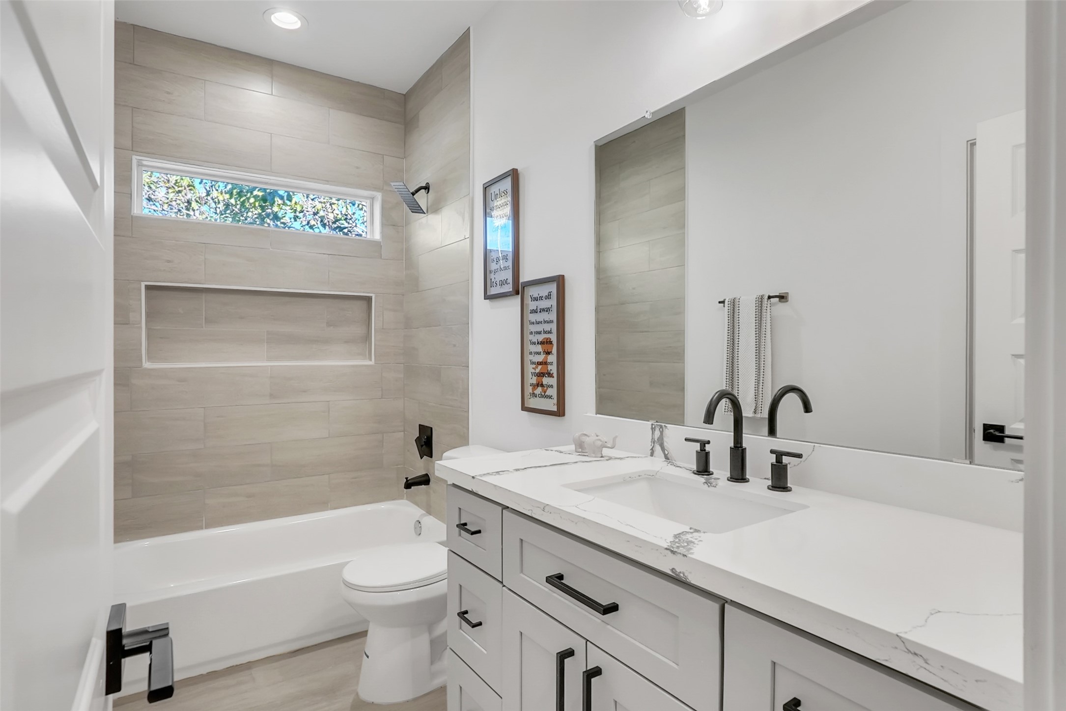 8012 Brandon Street Houston, TX 77051 - Photo 22 of 29 Common Bathroom