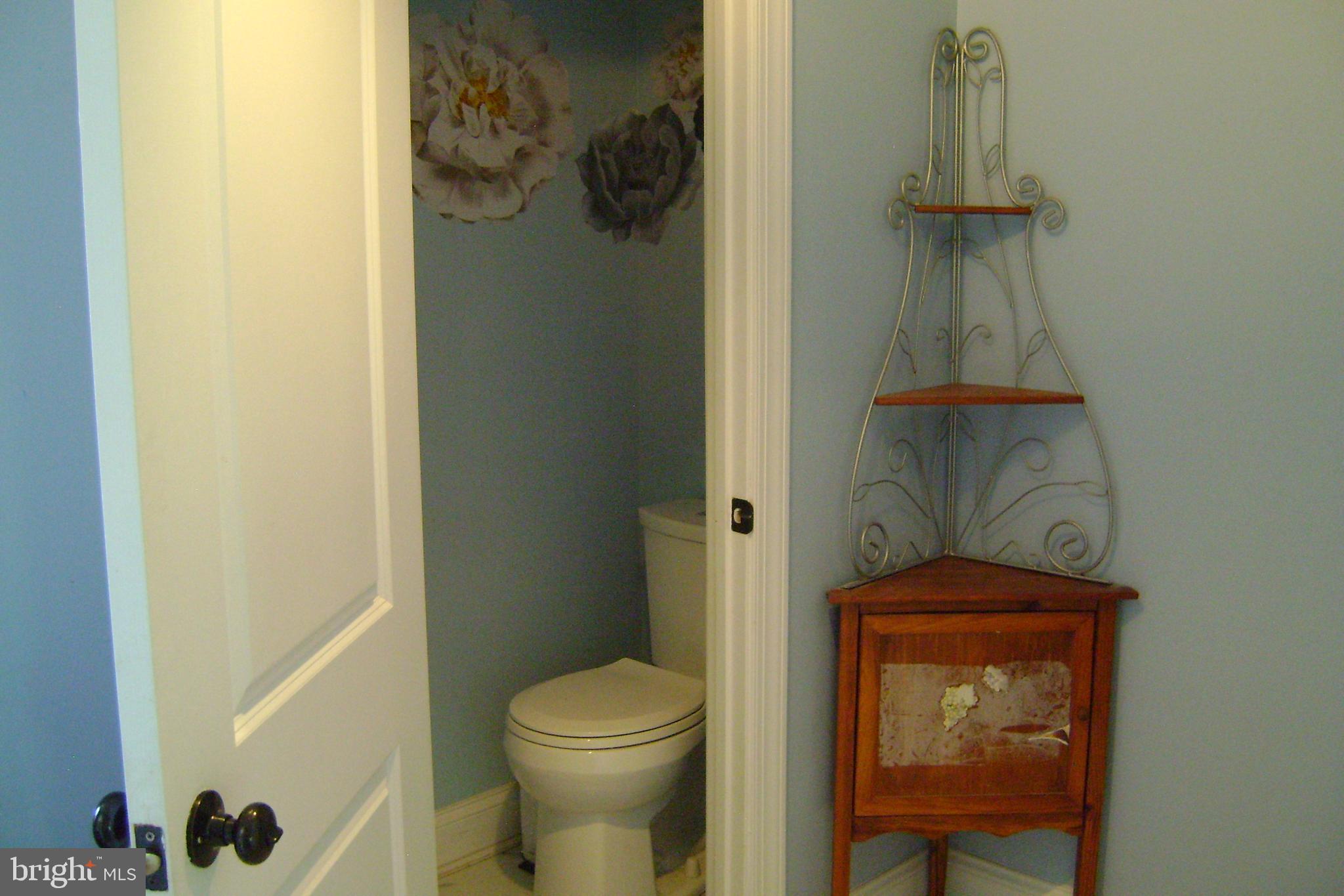 550 North York Road, Unit 13B Hatboro, PA 19040 - Photo 21 of 42 1st floor powder room