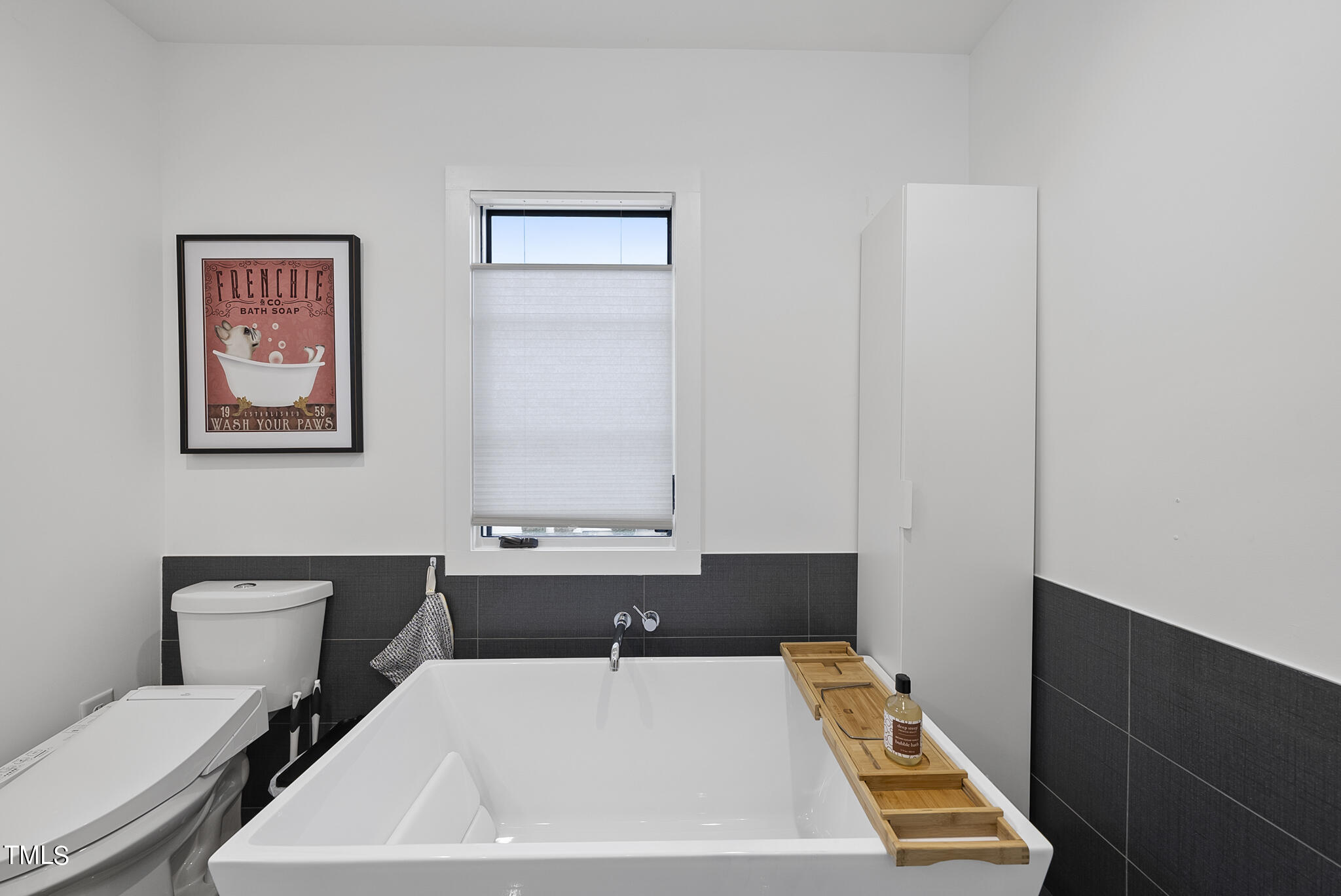 302 North State Street Raleigh, NC 27610 - Photo 23 of 33 a bathroom with a toilet and a bathtub