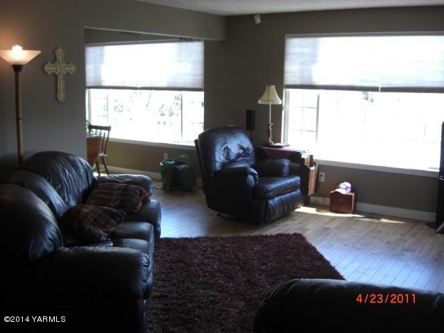 1602 Stein Road Yakima, WA 98908 - Photo 2 of 19 a living room with furniture two window and a flat screen tv