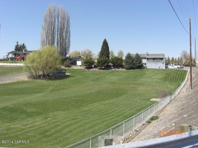 1602 Stein Road Yakima, WA 98908 - Photo 11 of 19 a view of a golf course with a garden
