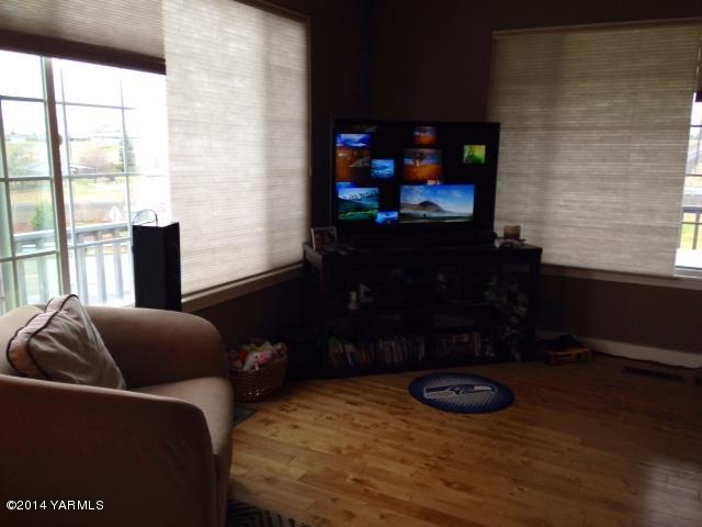 1602 Stein Road Yakima, WA 98908 - Photo 18 of 19 a living room with furniture and a flat screen tv