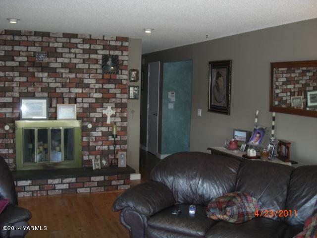 1602 Stein Road Yakima, WA 98908 - Photo 4 of 19 a living room with furniture