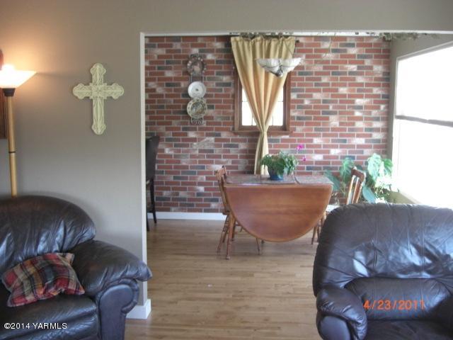 1602 Stein Road Yakima, WA 98908 - Photo 5 of 19 a view of entryway with furniture and a potted plant
