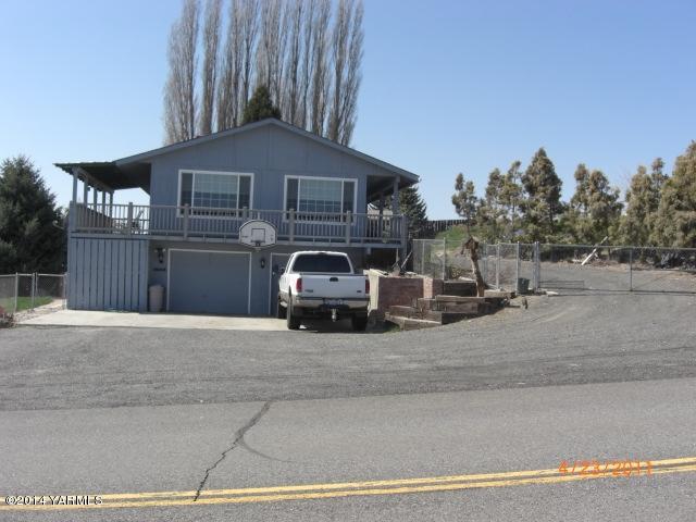 1602 Stein Road Yakima, WA 98908 - Photo 10 of 19 a car parked in front of a house