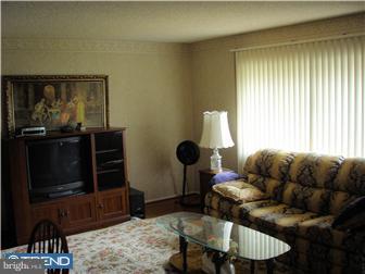 3501 Vinton Road Philadelphia, PA 19154 - Photo 7 of 11 Living Room