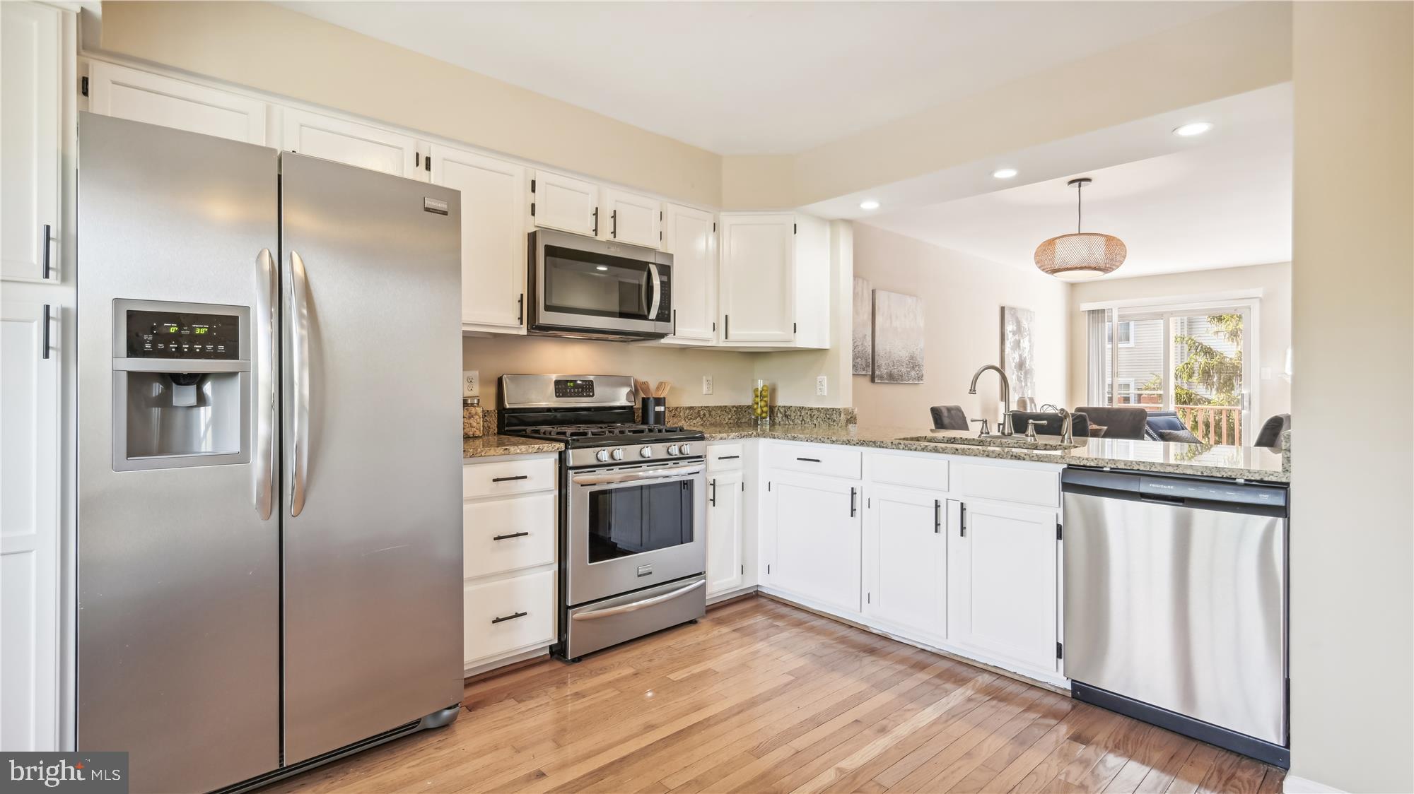 22053 Manning Square Sterling, VA 20166 - Photo 3 of 36 Light and Airy Kitchen