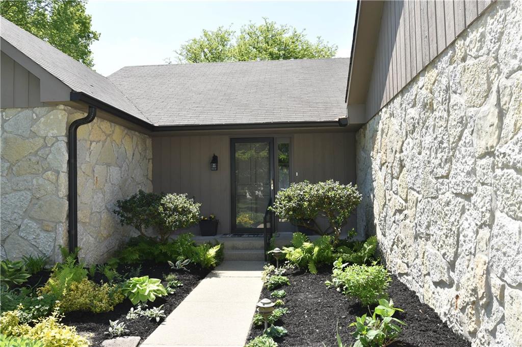 933 Goldfinch Road Columbus, IN 47203 - Photo 4 of 33 Gallery Image 4