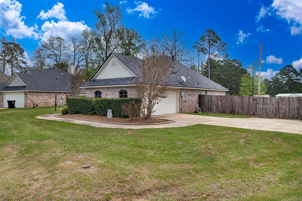 102 Fitzwilliam Street Haughton, LA 71037 - Photo 2 of 18 a front view of a house with garden