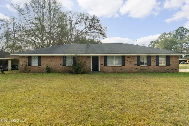 $194,500 | 301 West Ray Drive, Hattiesburg, MS 39402
