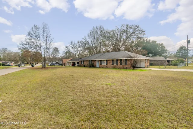 $194,500 | 301 West Ray Drive, Hattiesburg, MS 39402
