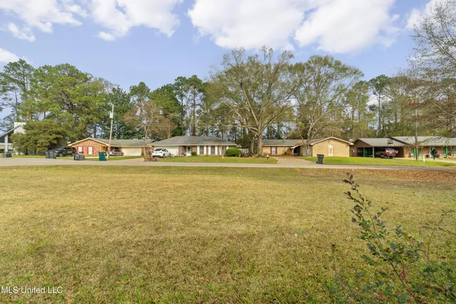 $194,500 | 301 West Ray Drive, Hattiesburg, MS 39402