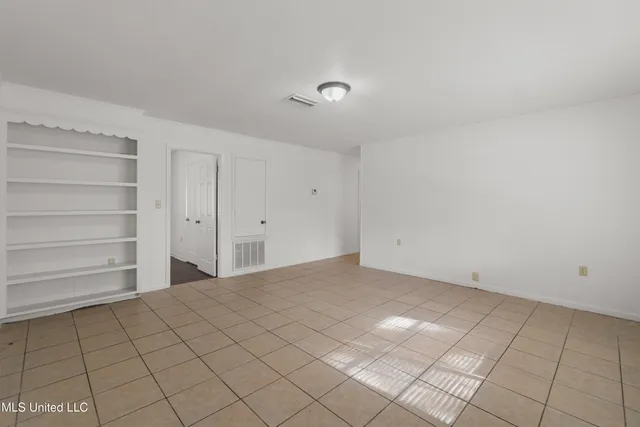 $194,500 | 301 West Ray Drive, Hattiesburg, MS 39402