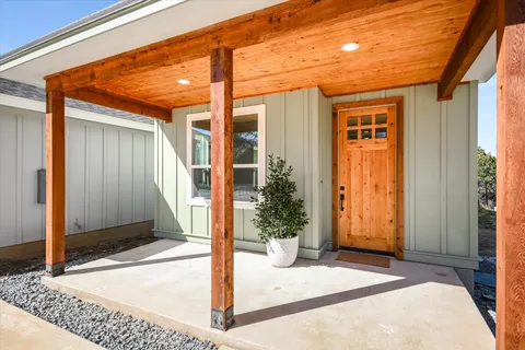 a view of entryway front of house