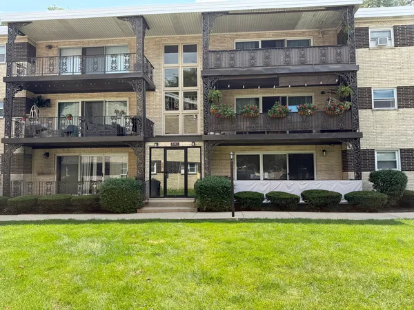 $209,900 | 301 East Plainfield Road, Unit 2, La Grange, IL 60525