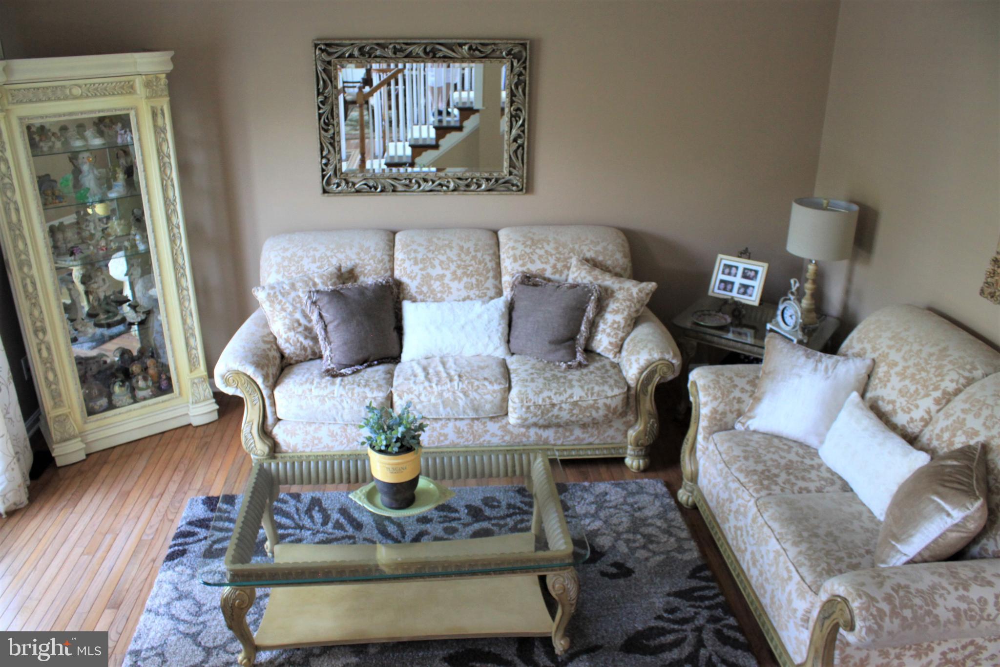118 Clover Road Ivyland, PA 18974 - Photo 22 of 53 Living Room