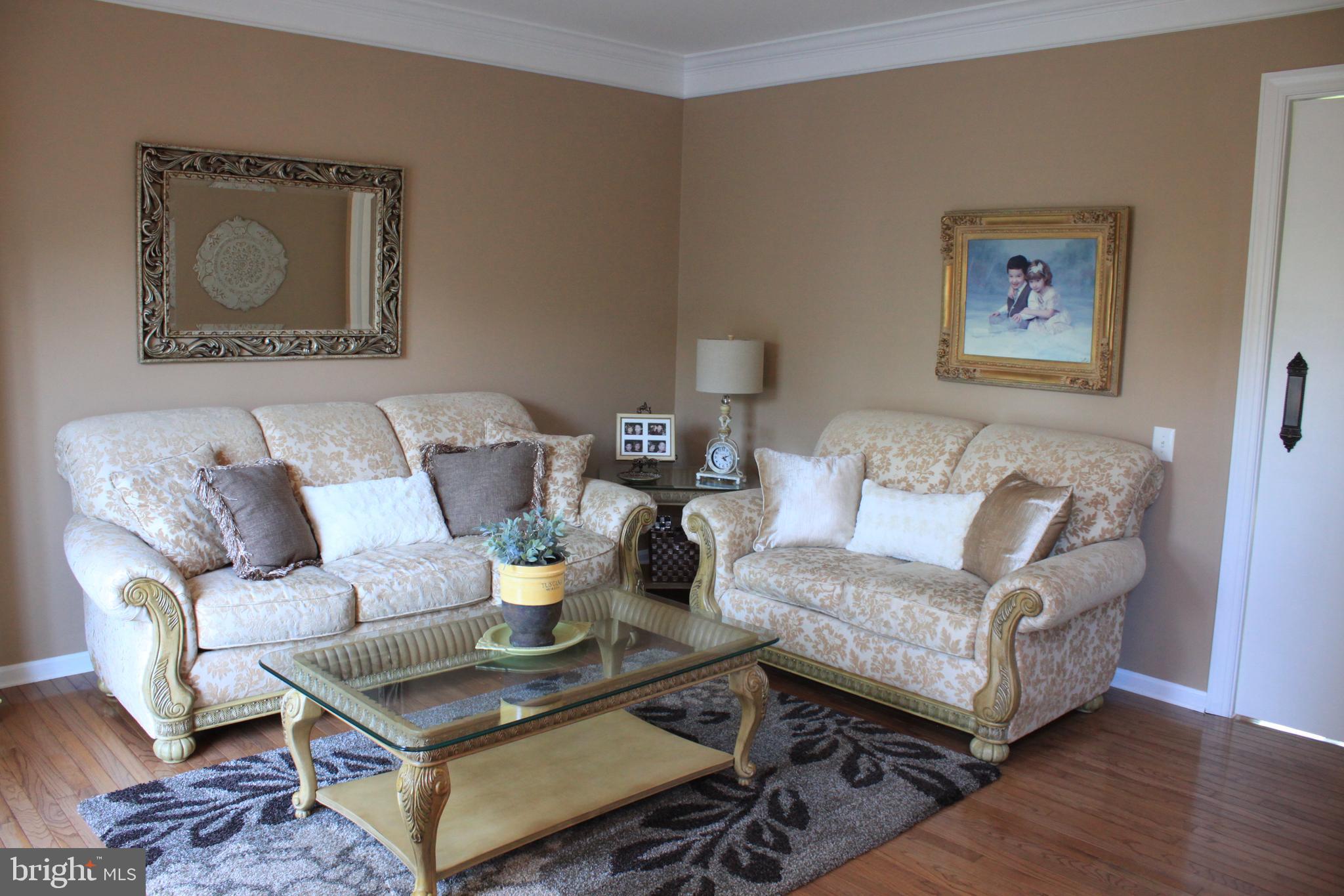 118 Clover Road Ivyland, PA 18974 - Photo 23 of 53 Living Room