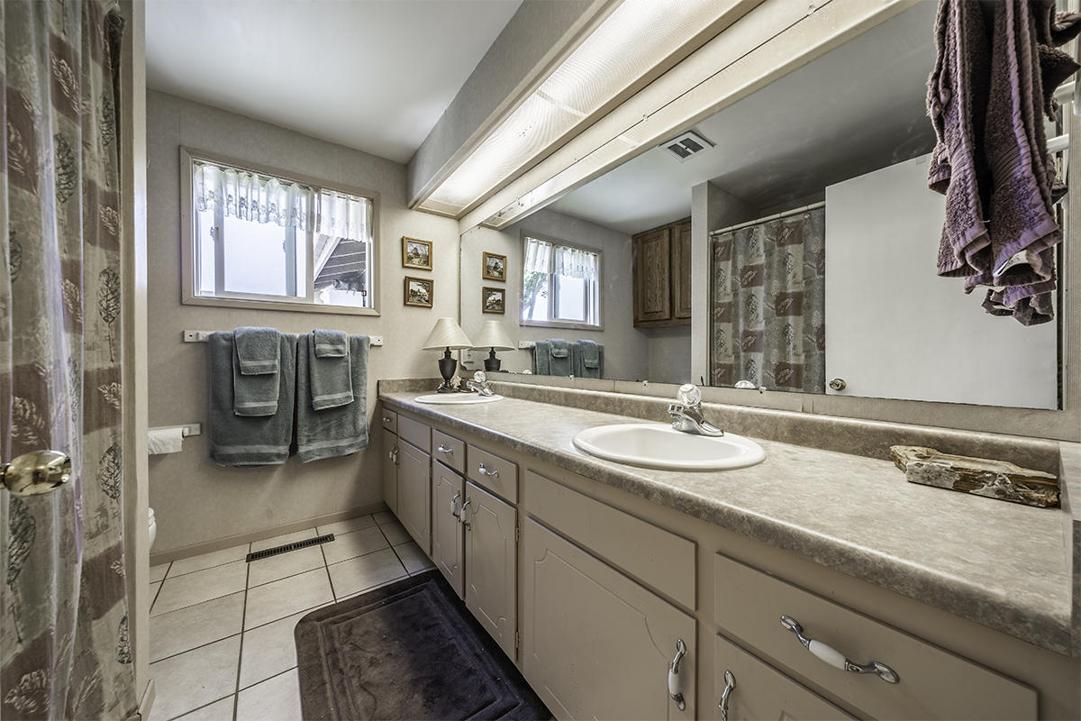 2182 Old Stage Road Central Point, OR 97502 - Photo 19 of 35 Guest Bathroom.