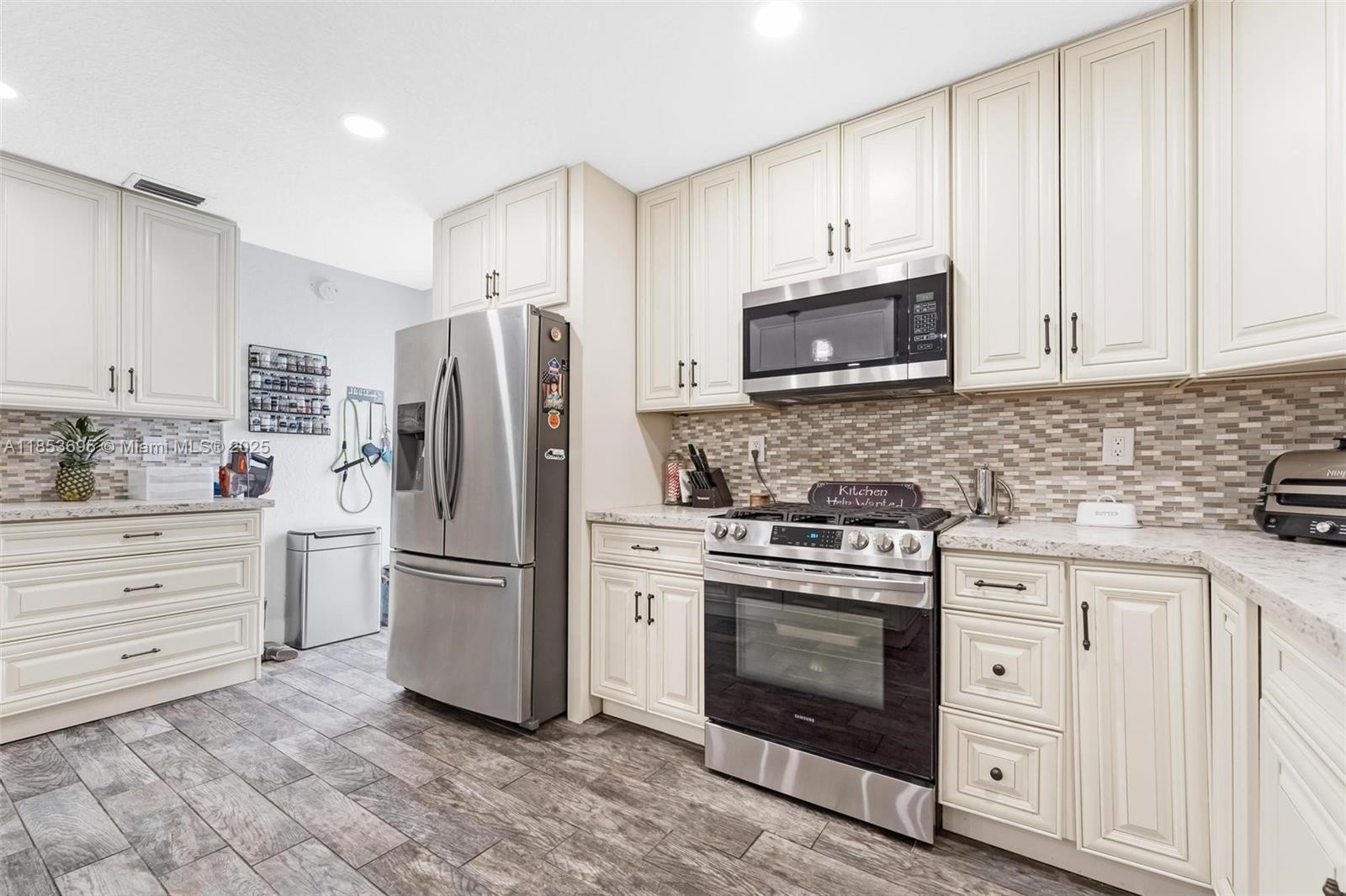 6571 Southwest 56th Street Davie, FL 33314 - Photo 5 of 44