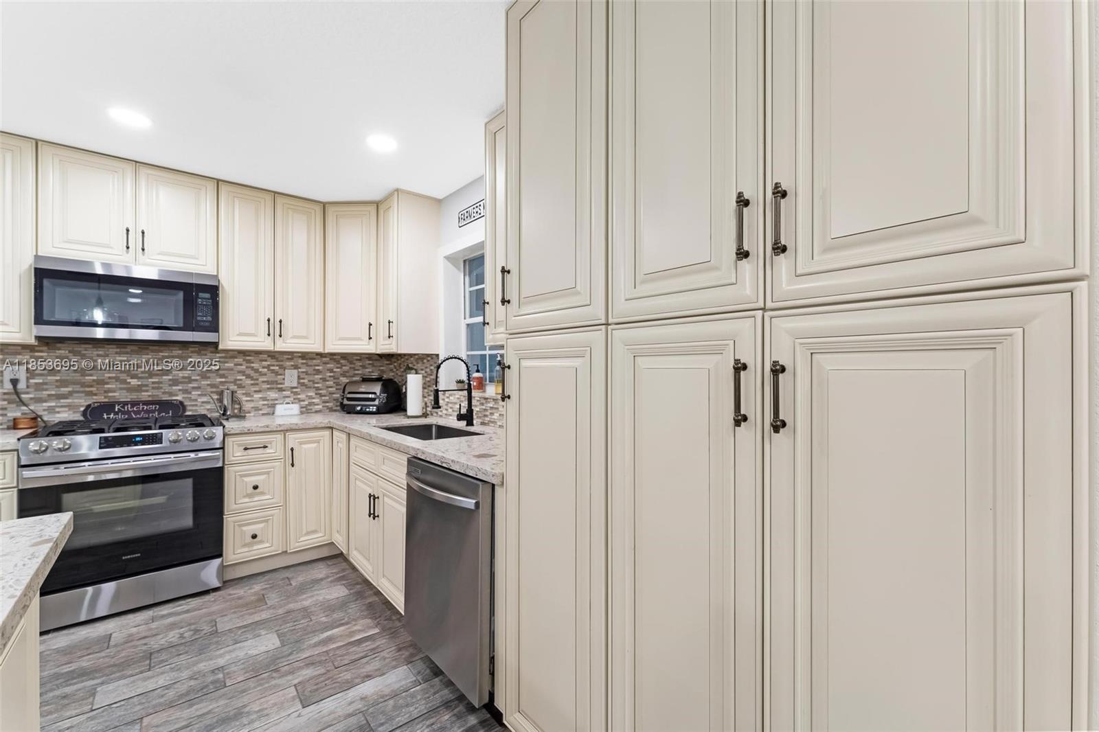 6571 Southwest 56th Street Davie, FL 33314 - Photo 7 of 44