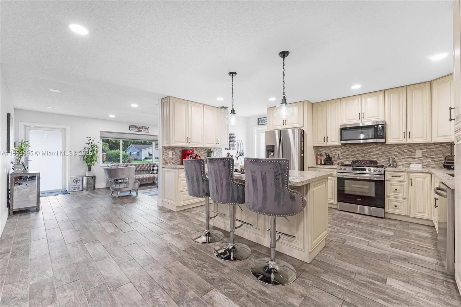 6571 Southwest 56th Street Davie, FL 33314 - Photo 10 of 44