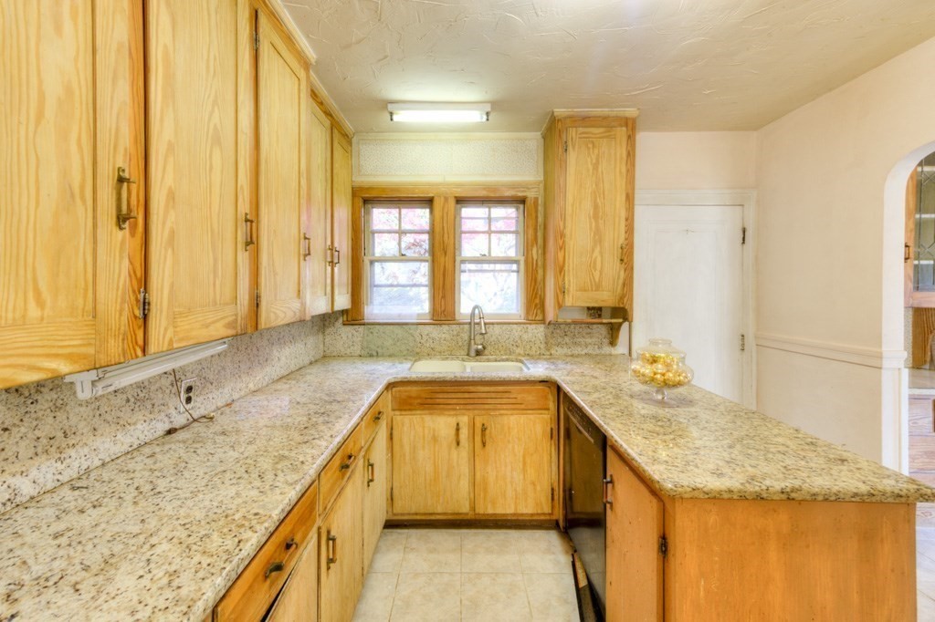 24 Hadwen Road Worcester, MA 01602 - Photo 23 of 42