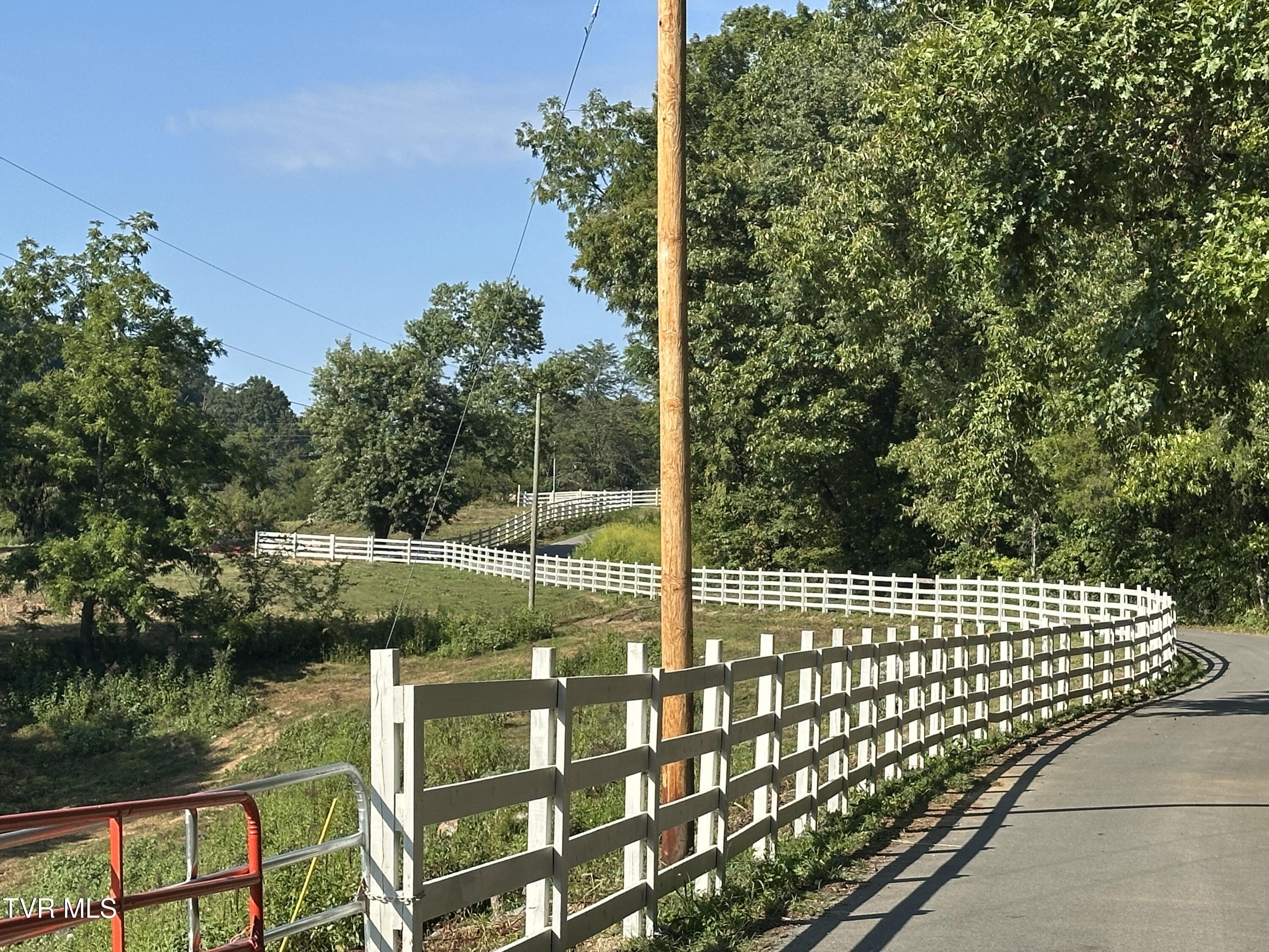 241 East Stage Coach Road Greeneville, TN 37743 - Photo 2 of 67 IMG_9400