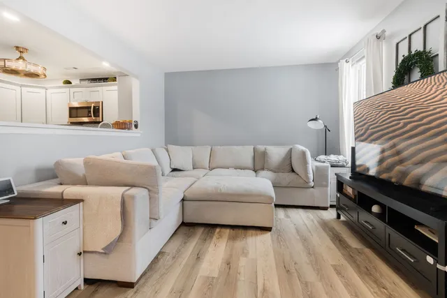 $264,900 | 986 Four Seasons Boulevard, Aurora, IL 60504