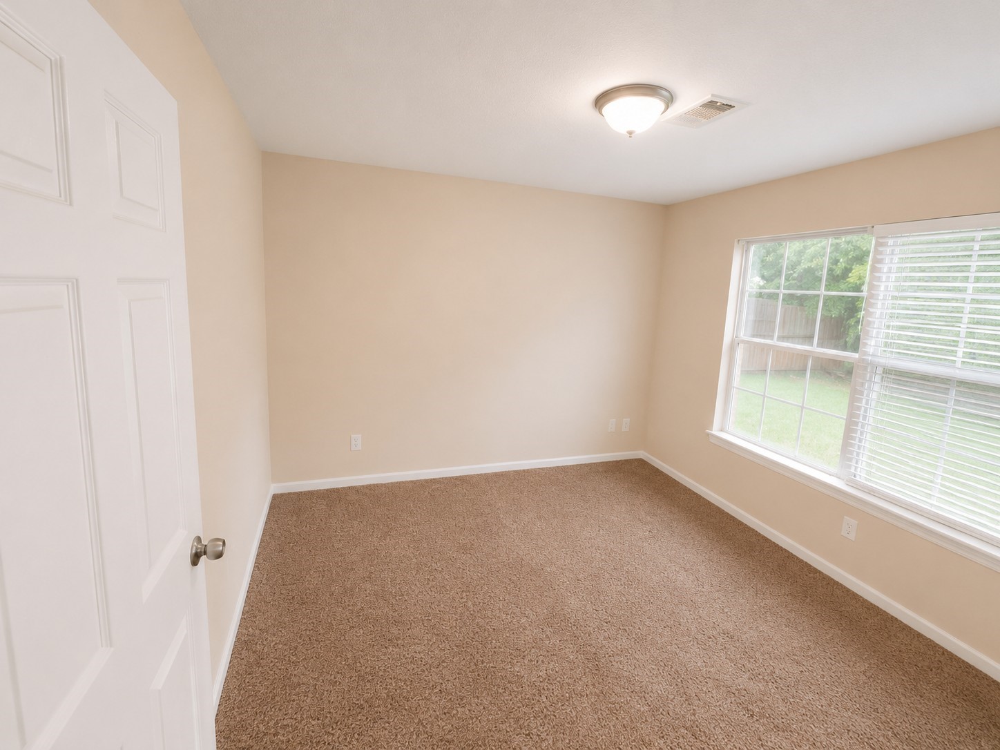 12926 Abalone Way Houston, TX 77044 - Photo 12 of 15 an empty room with a window