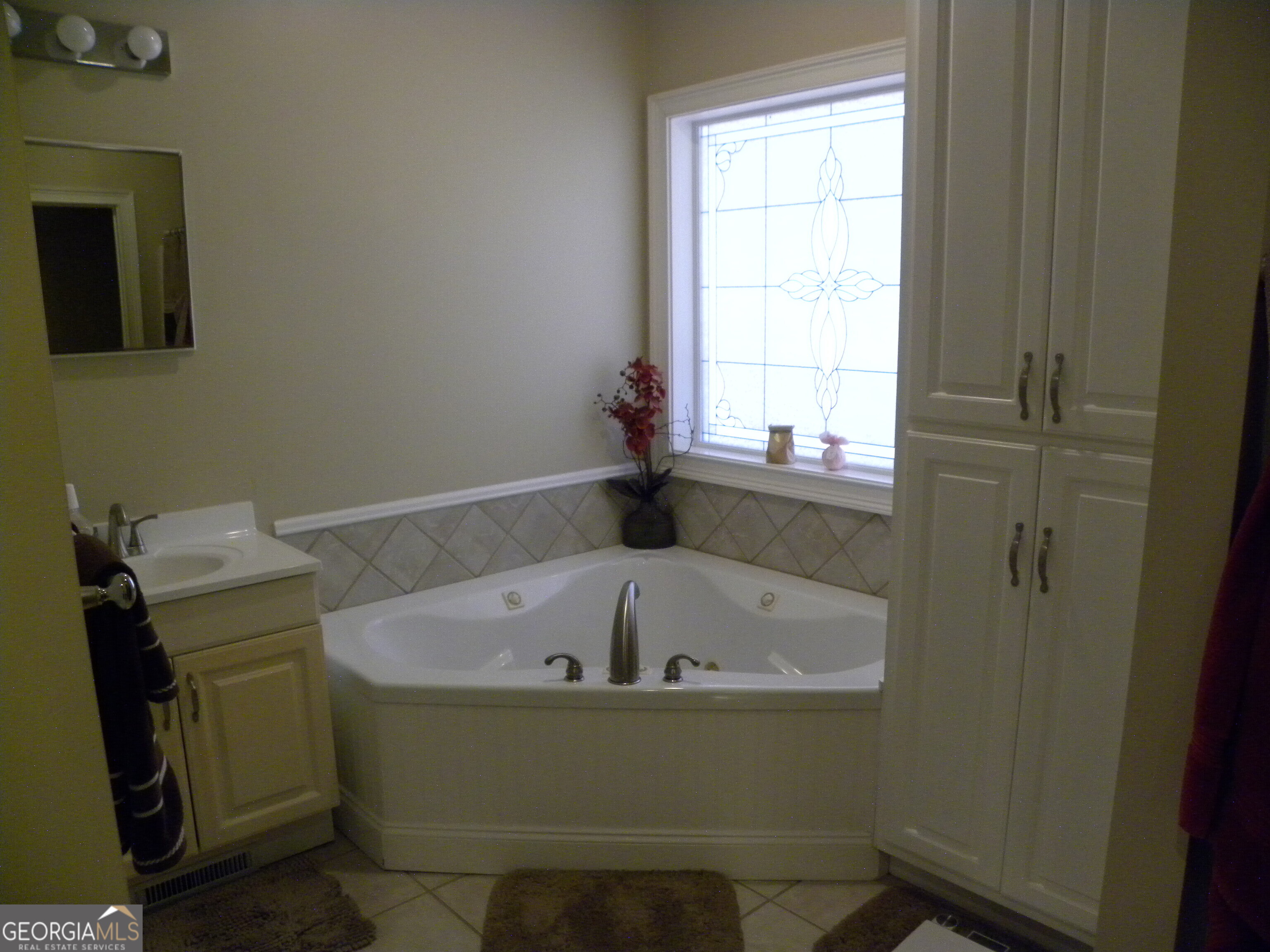2484 Apple Pie Ridge Road, Unit 11 Alto, GA 30510 - Photo 23 of 95 a bathroom with a bathtub