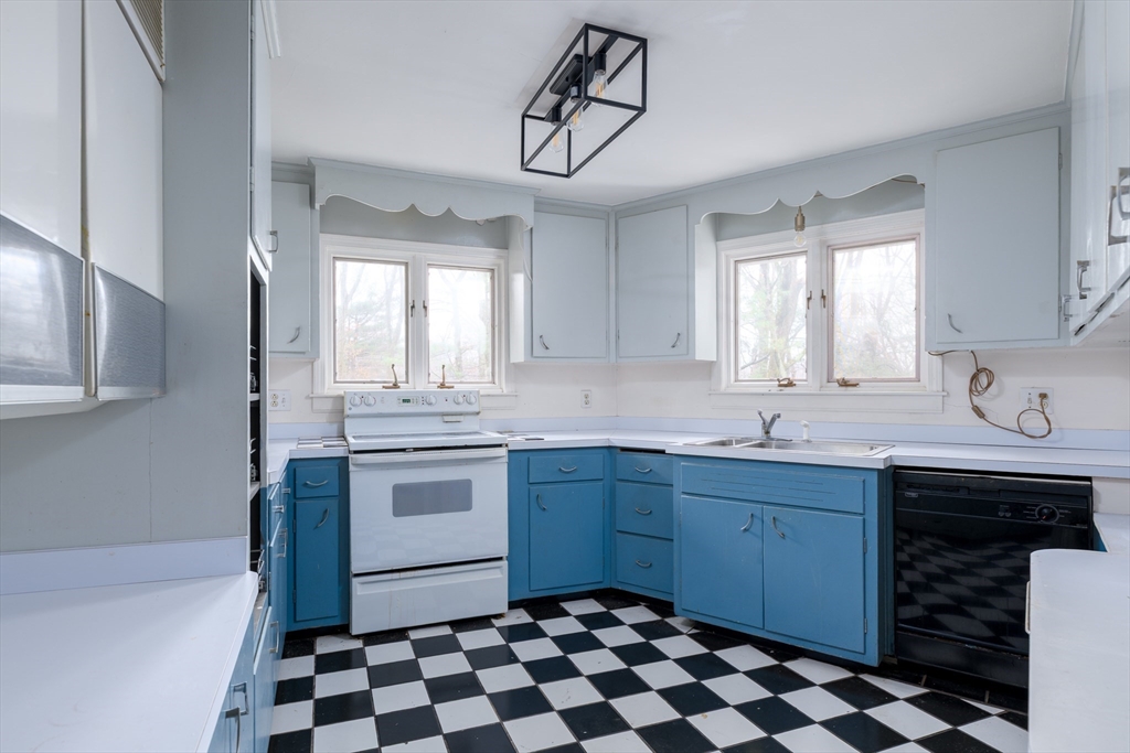 3 Oak Ridge Road Holden, MA 01520 - Photo 8 of 30 Gallery Image 8
