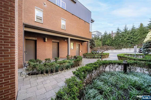 $4,950 | 1600 Kaufer Lane, Unit 16, Fort Lee, NJ 07024